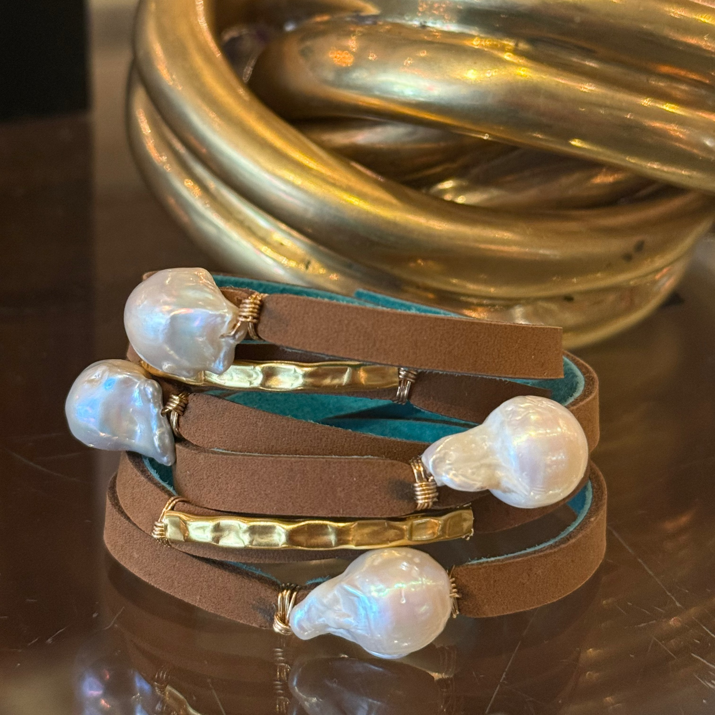 Yountville camel leather with white baroque pearls
